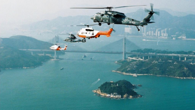 飞行服务队会飞越维港庆祝。香港特区25周年FB图片