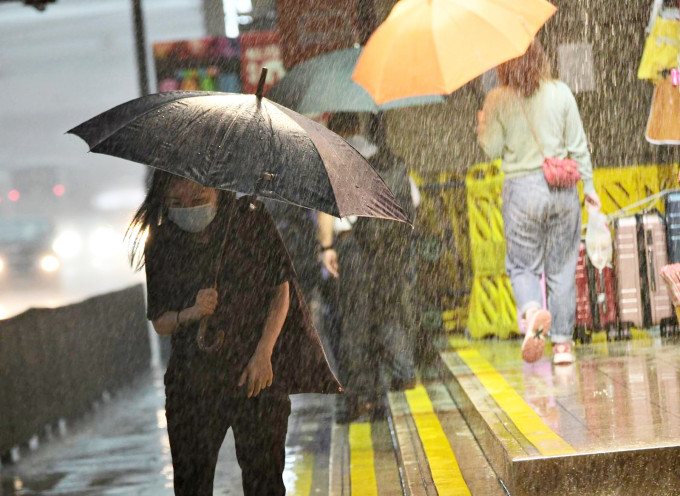 梁荣武举例，有时几十公里外的暴雨来势汹汹，但临近香港时又迅速减弱。资料图片