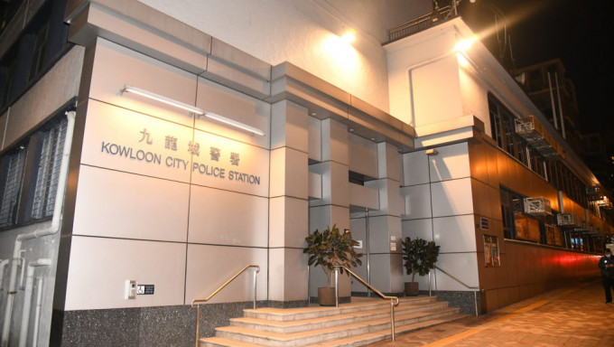 刑毁案件交由九龙城警区刑事调查队跟进。