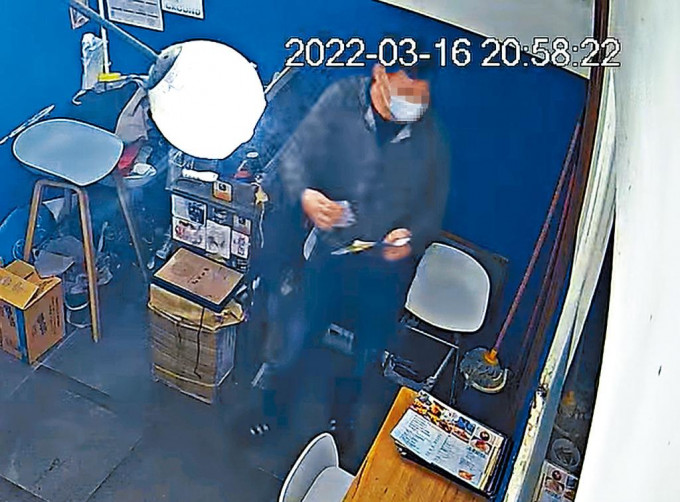 賊人偷走放在收銀櫃旁的手機。