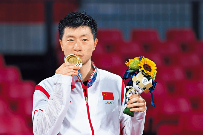 ■馬龍擊敗師弟樊振東，成功衞冕奧運乒乓球男單金牌。