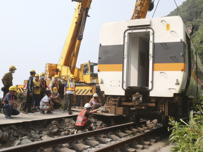 台湾花莲火车出轨事故的救援工作历时4天。AP图片