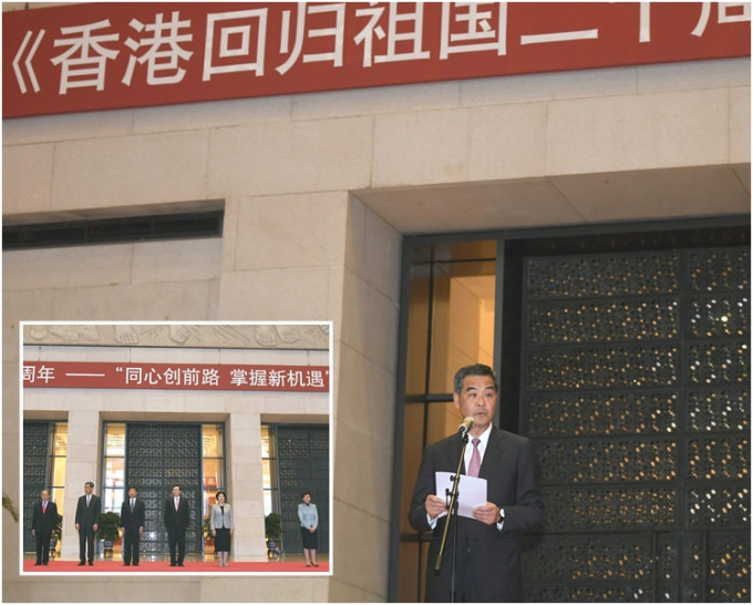 张德江表示，中央充分肯定梁振英（图）过去5年带领特别行政区政府所做的工作及取得的成绩。