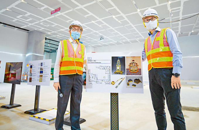 香港故宫馆馆长吴志华（右）表示，博物馆将展出八百件故宫博物院珍藏文物。旁为建筑师严迅奇。　