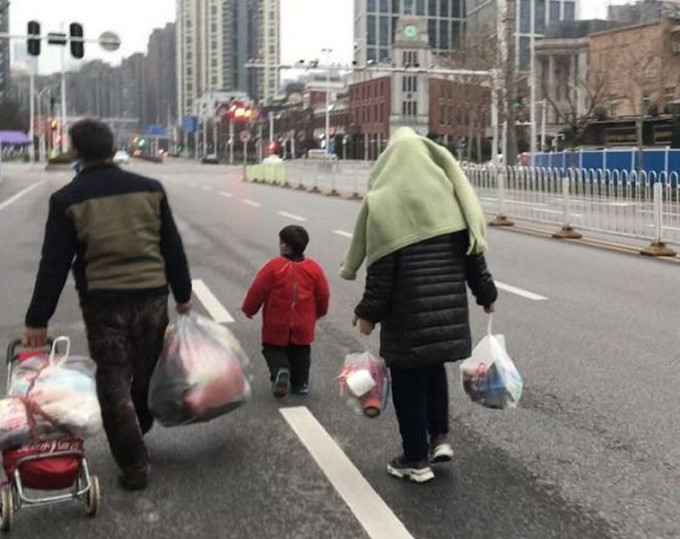 一家四口在華南海鮮市場遷出被送往酒店。(網圖)