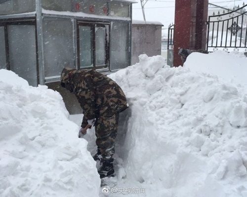 当地出动官兵铲雪。图：央视