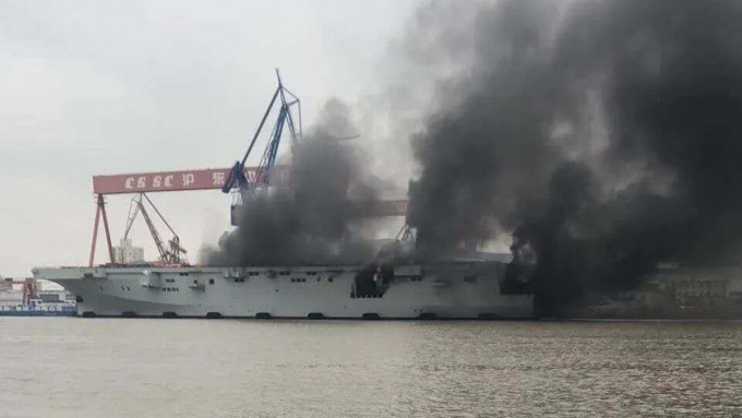 攻击舰的尾部出现明显大火，浓烟冲天。 网图