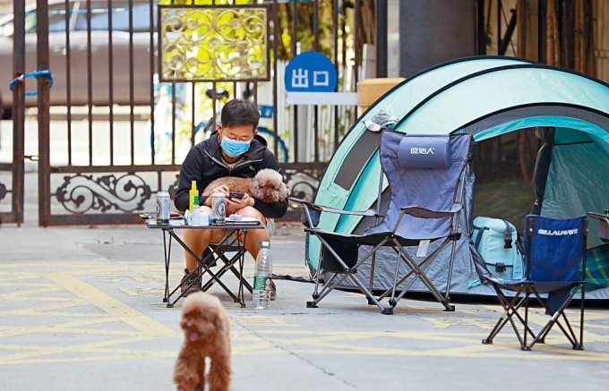上海长宁某小区居民昨天「安营扎寨」，感受露营生活。
