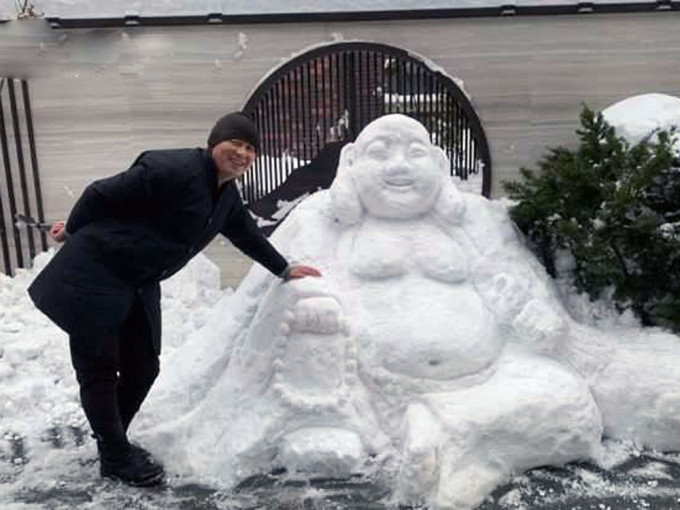妻子吩咐清理積雪，丈夫卻用一天堆出佛像。網圖