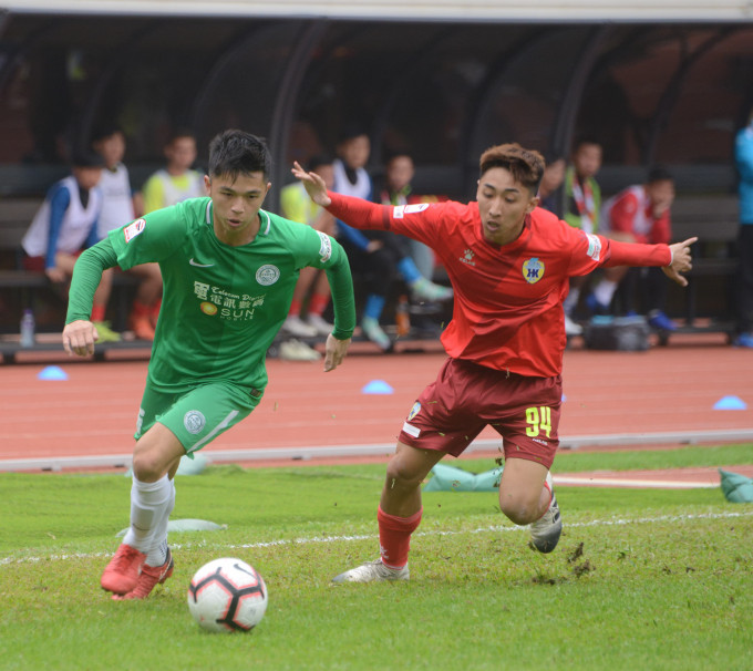 陈肇钧(绿衫)为和富大埔攻入一球，助球队以3:0击败凯景。冯梓健摄
