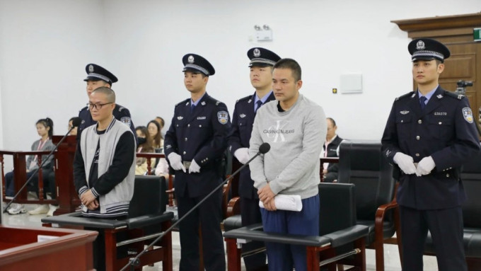 湖南醫院黑醫劉翔峰（右）一審獲刑17年：同案被告人羅原燈有期徒刑7年。