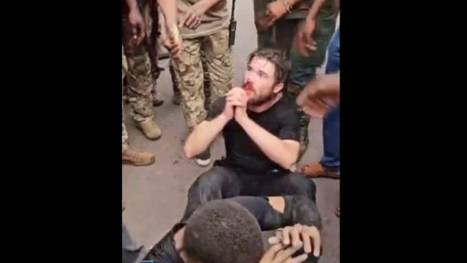 3名美国人被指涉及刚果政策被捕，图为其中一名被捕美国人跪地求饶。X图片