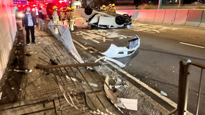 私家车及现场栏杆严重受损。香港突发事故报料区FB