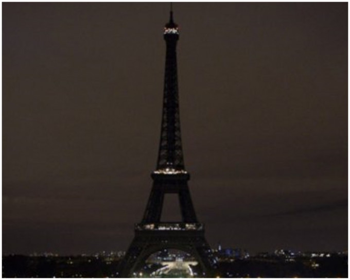 巴黎鐵塔關燈哀悼。網圖