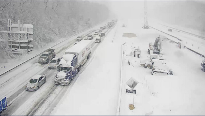 受暴风雪影响美国维珍尼亚州数千人被困公路27小时。AP图片