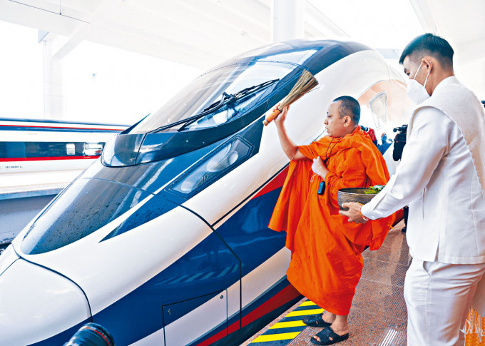 老撾民眾昨天到萬象車站，及有僧侶為中老鐵路祈福。
