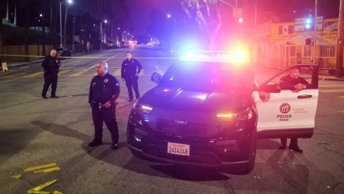 洛杉矶发生枪击案，3名警员中枪送院，枪手躲民宅遭警围捕终被击毙。AP