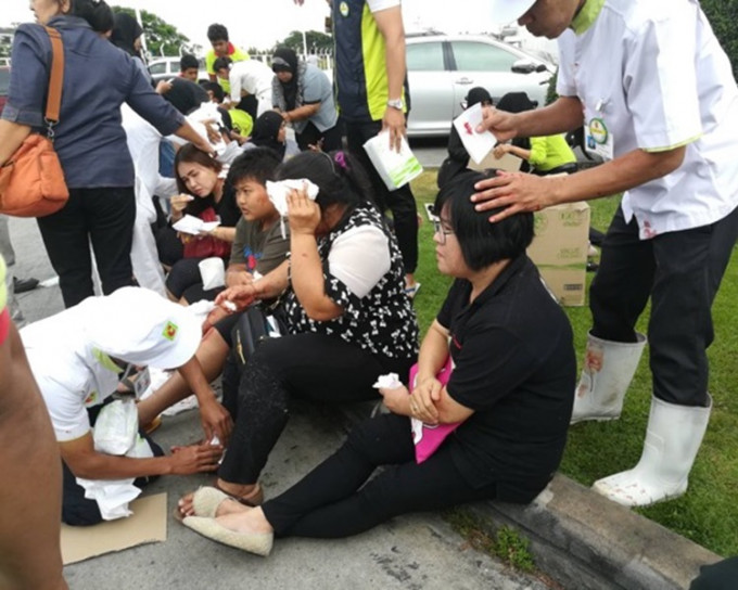 大批伤者在等待救援。图：udnbkk