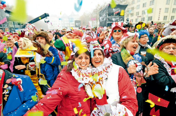 不理疫情复炽，德国科隆市昨日有大批已接种疫苗的民众，参加嘉年华会欢庆。