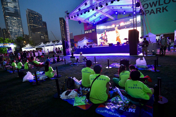 市民出席西九文化区艺术公园举行的奥运开幕活动。