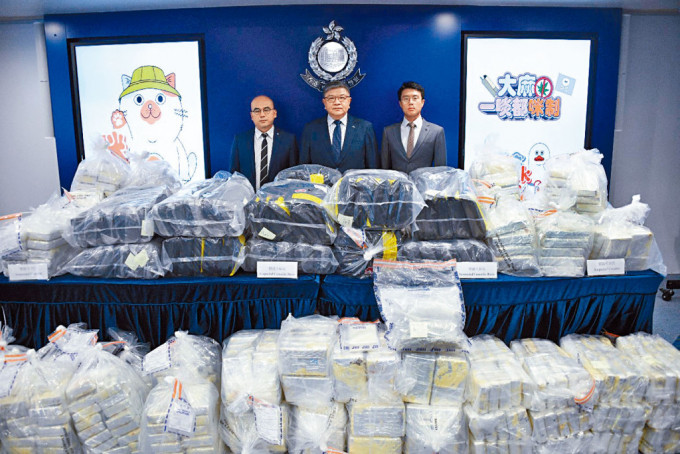 毒品调查科高级警司陈江明（中）、总督察湛耀光（左）及高级督察罗啓贤（右）讲述案情及展示证物。