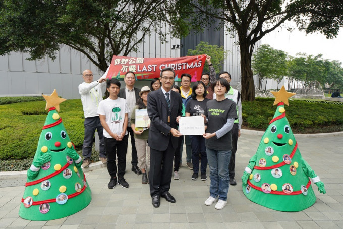 環保團體向土地供應專責小組主席黃遠輝遞交聲明及市民簽名。環保團體提供