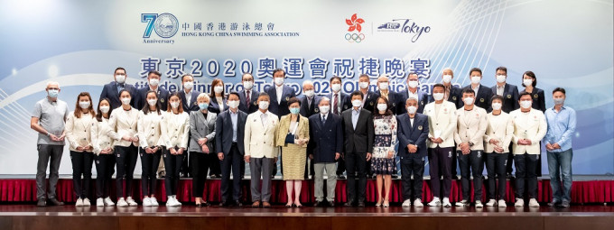 特首林郑月娥出席中国香港游泳总会东京2020奥运会祝捷晚宴，向一众奥运泳将颁发纪念奖座。