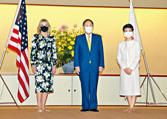 首相菅义伟与夫人周四接见美国第一夫人吉尔（左）。　