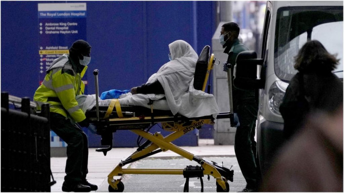 賈偉德在當地周五到訪倫敦一間醫院。AP