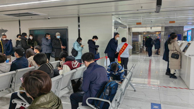 北京恢复自助签，不少市民前来办理港澳通行证。