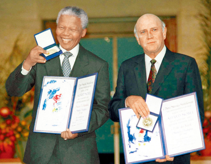 南非前总统德克勒克（右）一九九三年与曼德拉一起获得诺贝尔和平奖。　