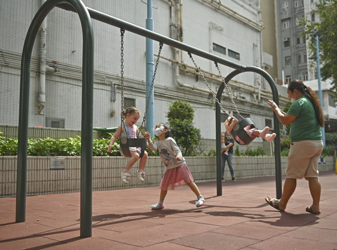 团体调查指疫情期间儿童在户外游乐时间减少。资料图片