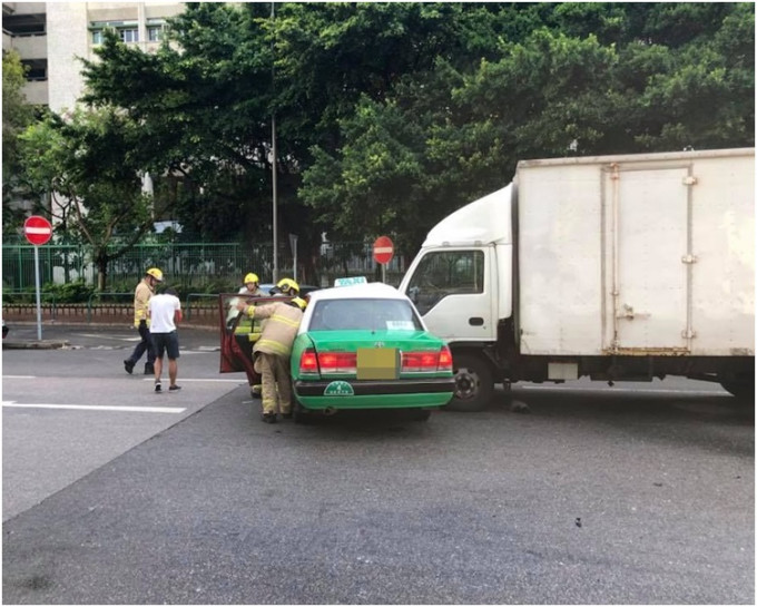 货车拦腰撞向的士。图片：网民Ming Wong