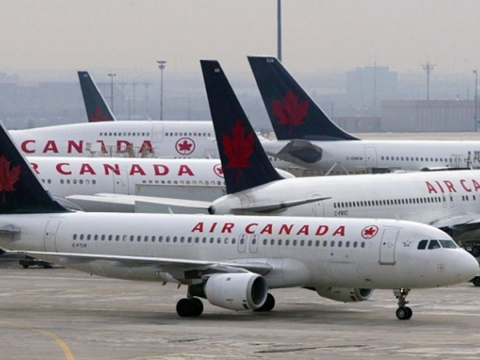 加拿大一名女子乘搭加航客機時睡過頭，飛機降落，乘客下機，空中服務員也沒叫醒她。  示意圖／AP圖片