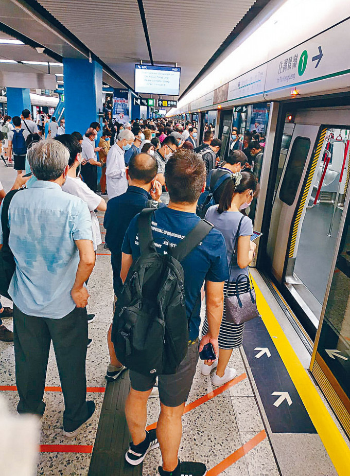 列车抵港铁九龙塘站，乘客须下车等候或离去。
