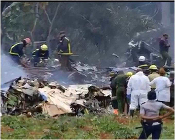 客機墜毀後救援人員趕至撲救。網圖
