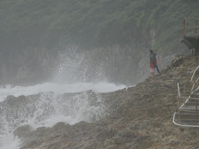 大浪灣驚濤駭浪，市民趁機觀浪。