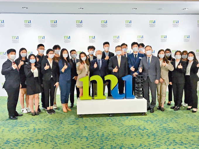 ■财政司司长陈茂波(前排左六)，日前到香港都会大学与学生们交流。