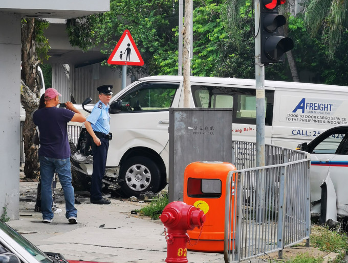 涉事客貨車鏟上行人掃毀鐵欄。 馬路的事討論區FB/網民Vincent Hung‎圖