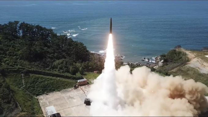 南韓「玄武4」彈道導彈攜帶鑽地彈頭打擊測試。 網上圖片