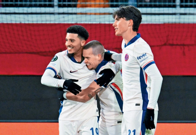 查頓辛祖（左）助攻予梅迪歷（中)射入網為藍獅鎖定2:0勝局。