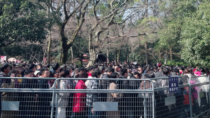 杭州西湖景區大量遊客在年初二等候進入。微博