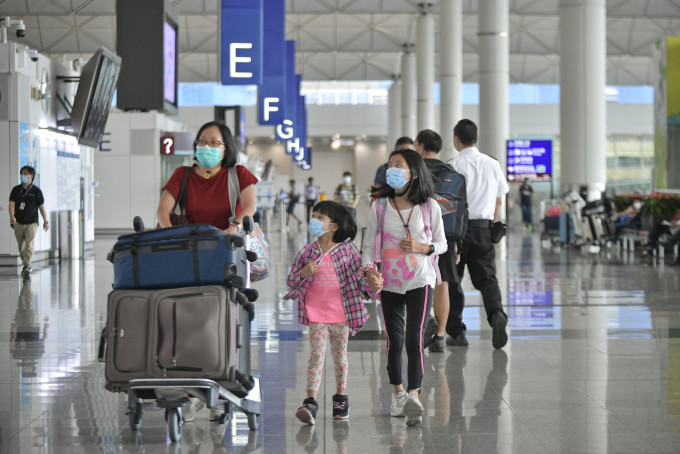机场抵港人士将乘坐指定交通工具前往检疫。资料图片