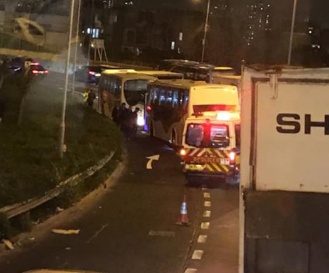 龙翔道有旅游巴追撞。 香港交通突发报料区
