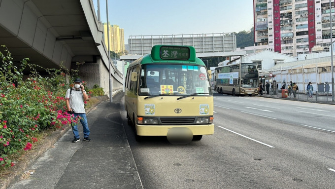 葵涌昌榮路專線小巴撞老婦腳卡車胎 獲救送院