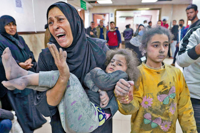以军上周六空袭加沙中部市镇代尔拜拉赫，受伤巴人送院治疗。