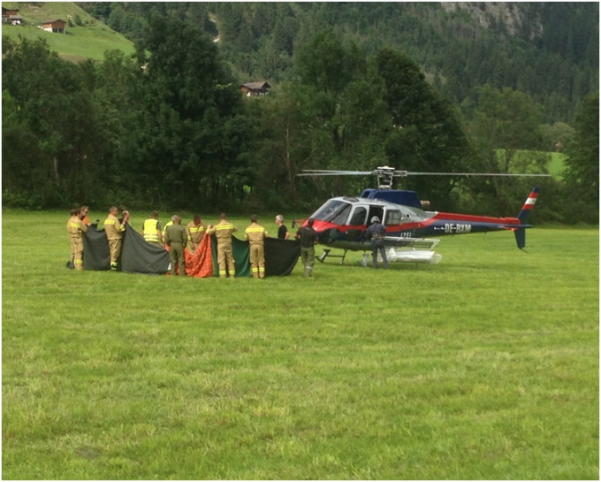 奧地利派出5架救援直升機到場救人，倖存的是一名75歲攀山者。AP
