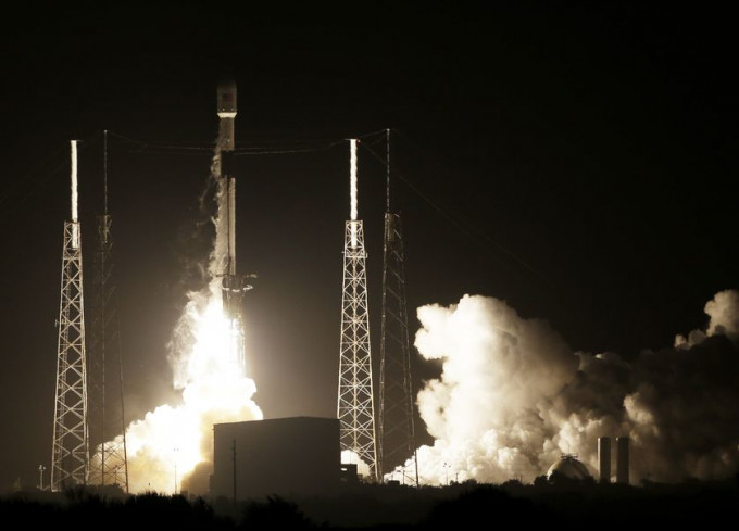 SpaceX的「猎鹰9号」火箭（Falcon 9）周四晚在佛州成功发射。AP