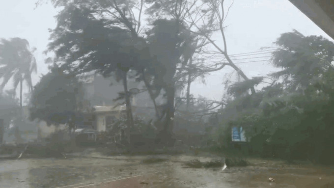 海南省现时迎来狂风暴雨。（微博）