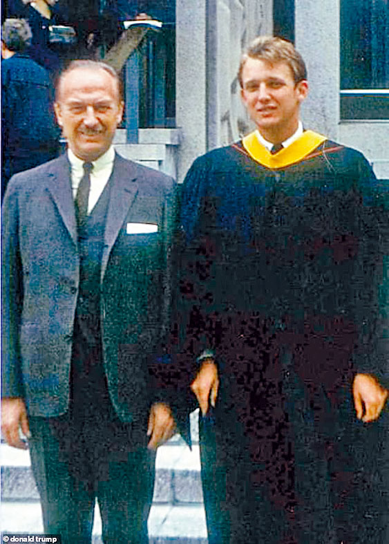 特朗普一九六八年在沃顿商学院毕业时与父亲合照。